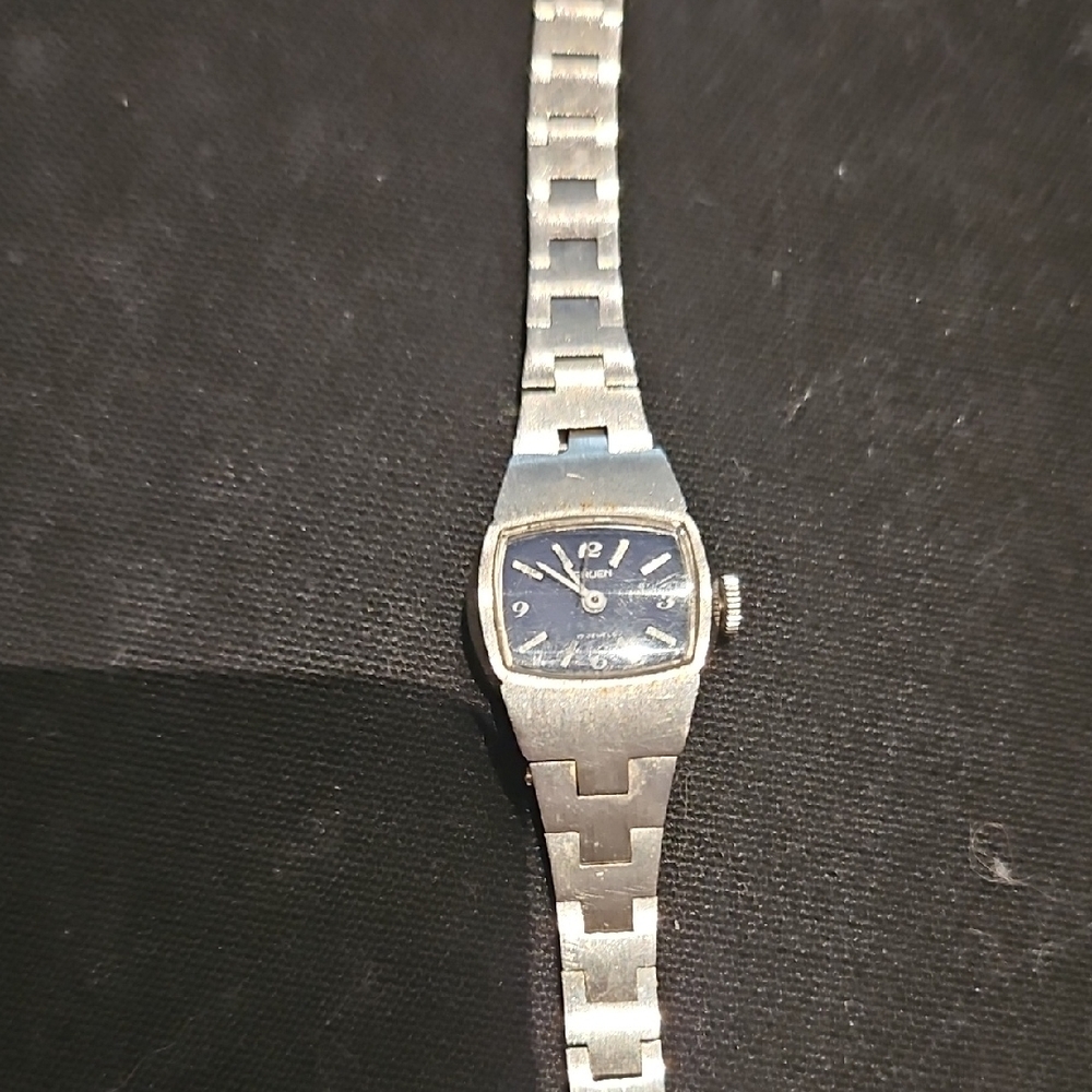 Vintage Gruen Ladies Watch 70.s TV face integrated Bracelet, navy dial